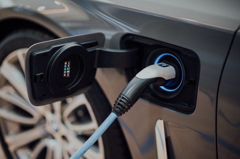 Read more about the article Everything you need to know before integrating electric vehicles in your company’s fleet